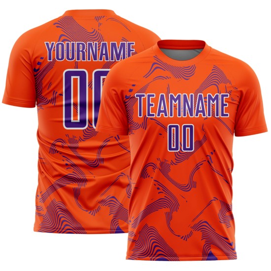 Maillot de football personnalisé violet et blanc, lignes orange et courbes uniformes, sublimation Maillot de football personnalisé violet et blanc, lignes orange et courbes uniformes, sublimation