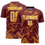 Maillot de football personnalisé à sublimation dorée et blanche bordeaux avec lignes courbes sportives