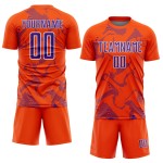 Maillot de football personnalisé violet et blanc, lignes orange et courbes uniformes, sublimation Maillot de football personnalisé violet et blanc, lignes orange et courbes uniformes, sublimation