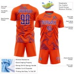 Maillot de football personnalisé violet et blanc, lignes orange et courbes uniformes, sublimation Maillot de football personnalisé violet et blanc, lignes orange et courbes uniformes, sublimation