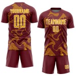 Maillot de football personnalisé à sublimation dorée et blanche bordeaux avec lignes courbes sportives