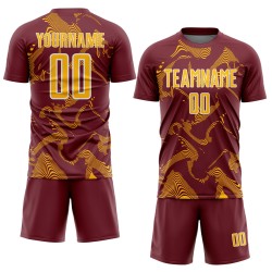 Maillot de football personnalisé à sublimation dorée et blanche bordeaux avec lignes courbes sportives Maillot de football personnalisé à sublimation dorée et blanche bordeaux avec lignes courbes sportives