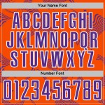 Maillot de football personnalisé violet et blanc, lignes orange et courbes uniformes, sublimation Maillot de football personnalisé violet et blanc, lignes orange et courbes uniformes, sublimation